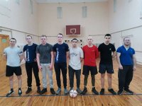 Соревнования по мини-футболу между старшеклассниками и выпускниками